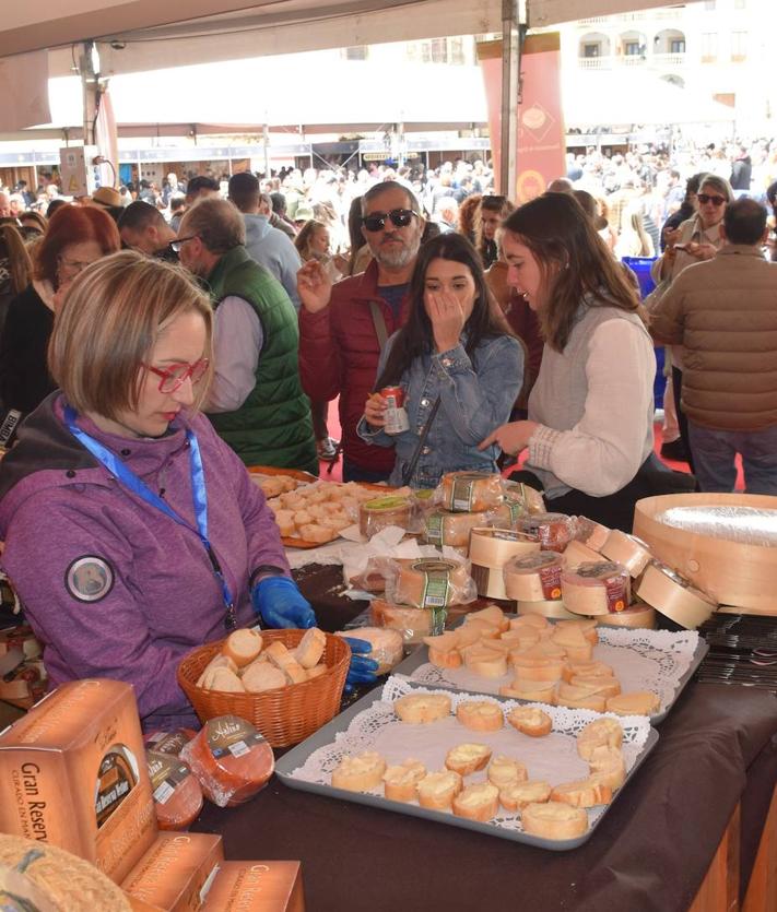 Imagen secundaria 2 - Gran afluencia de público en la primera jornada de la Feria Nacional del Queso
