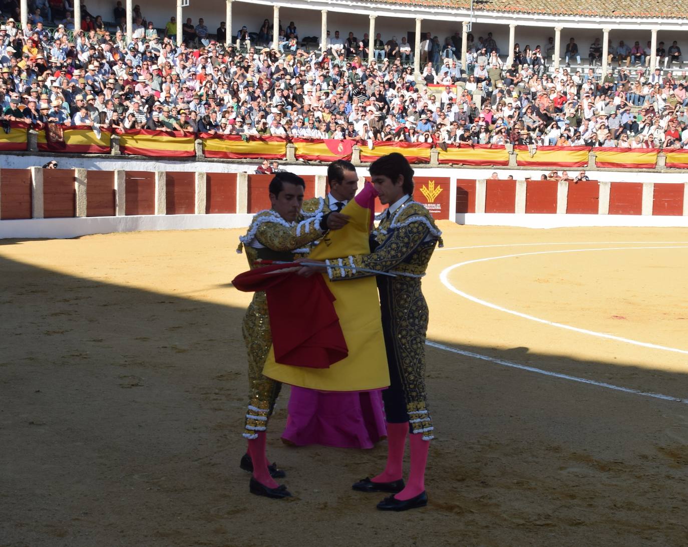 Imagen secundaria 1 - José Rojo sale por la puerta grande junto a Castella y Manzanares