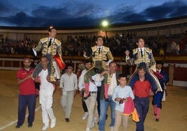 Los toreros dirección a la puerta grande a hombros.