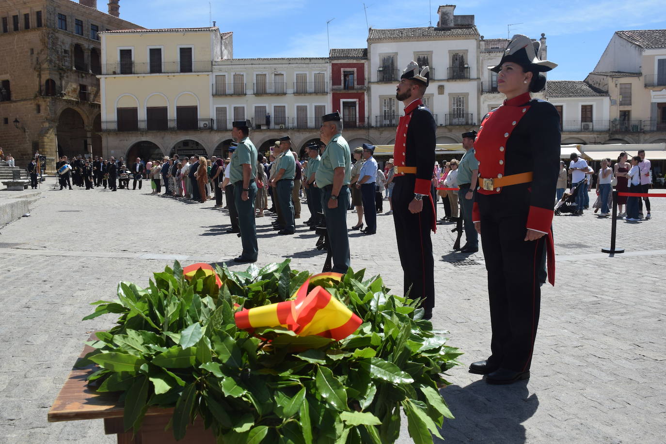 Imagen secundaria 1 - La plaza Mayor acoge el izado de la bandera con un intenso sol