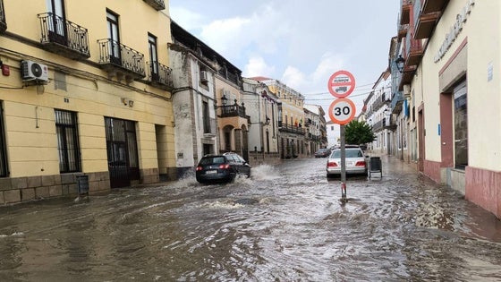 Una fuerte granizada inunda diversas vías de la ciudad