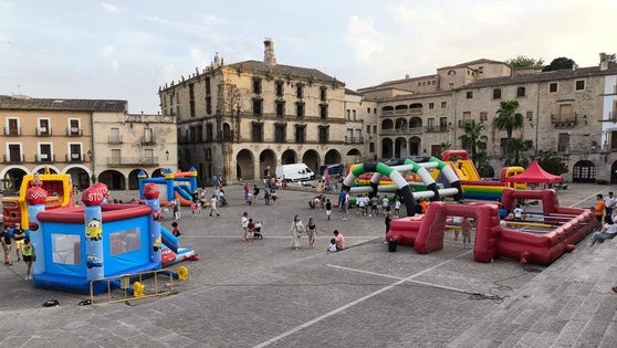 Menores disfrutan de los hinchables en la plaza Mayor, como alternativa a la feria
