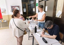 Una vecina ejerciendo su derecho al voto.