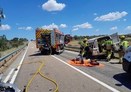 Bomberos trabajando en el accidente.