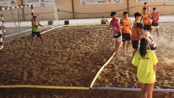 El IV Torneo de Balonmano Playa movilizará a unas 700 personas