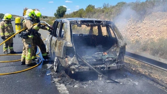 Un vehículo sale ardiendo en la autovía A-5, a la altura de Jaraicejo