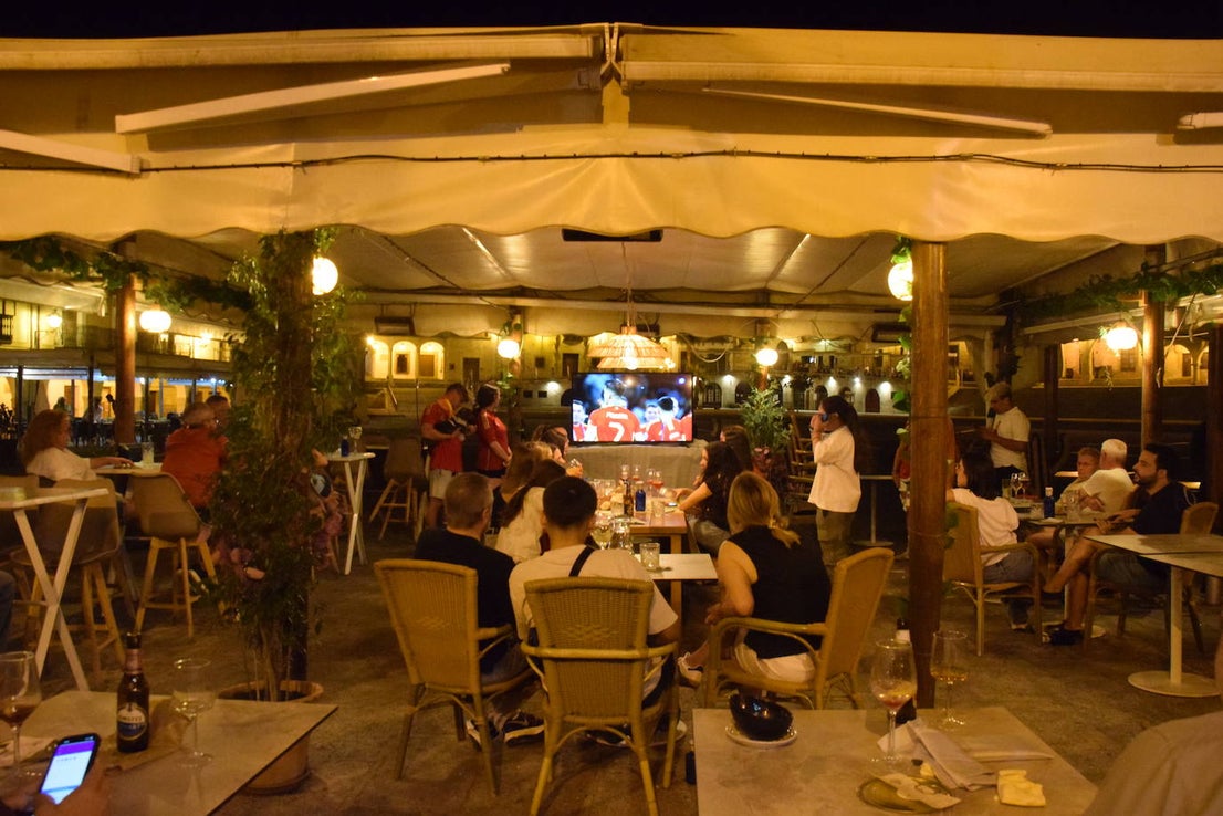 Grupos de vecinos celebran la Eurocopa en la plaza Mayor