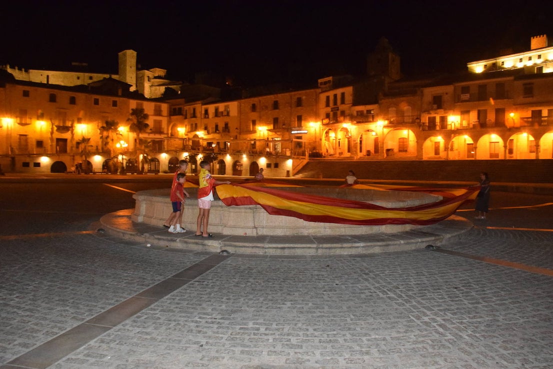 Grupos de vecinos celebran la Eurocopa en la plaza Mayor