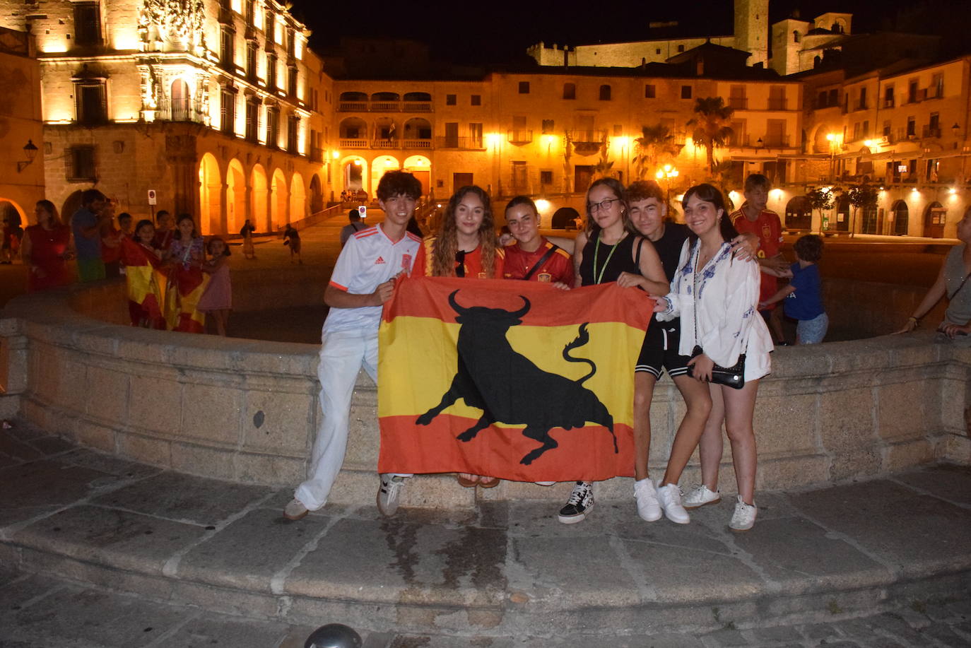 Grupos de vecinos celebran la Eurocopa en la plaza Mayor