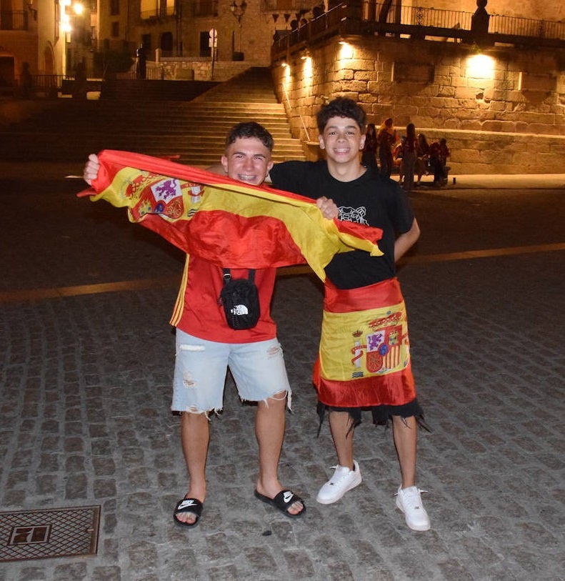 Grupos de vecinos celebran la Eurocopa en la plaza Mayor