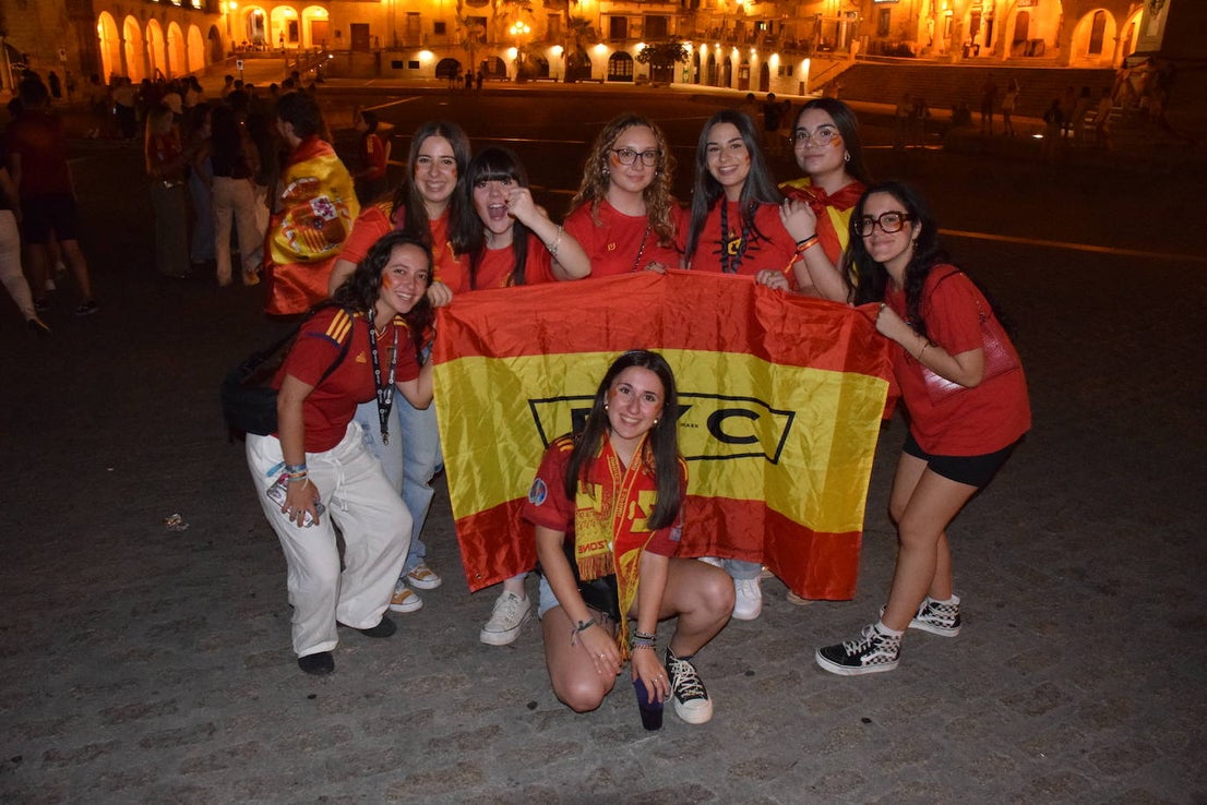 Grupos de vecinos celebran la Eurocopa en la plaza Mayor
