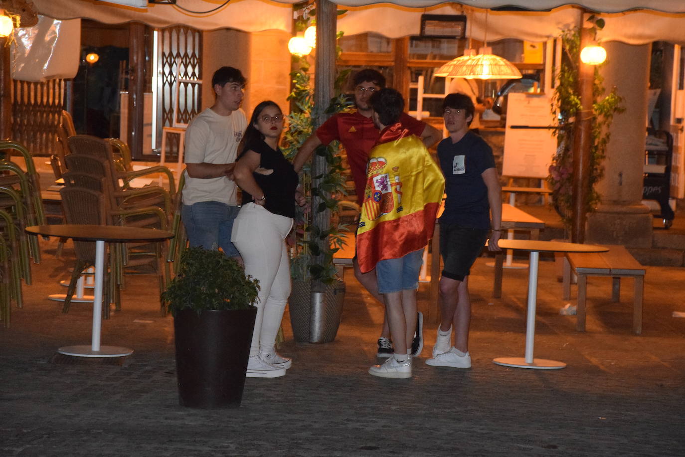 Grupos de vecinos celebran la Eurocopa en la plaza Mayor