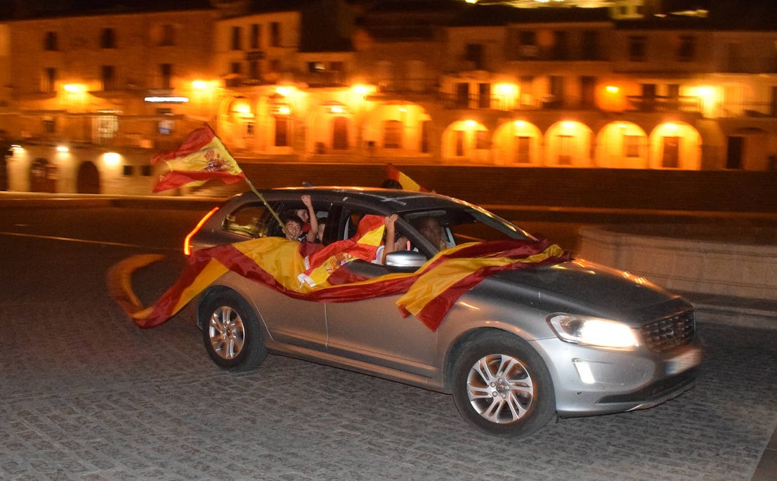 Grupos de vecinos celebran la Eurocopa en la plaza Mayor
