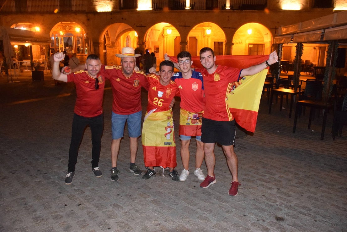 Grupos de vecinos celebran la Eurocopa en la plaza Mayor