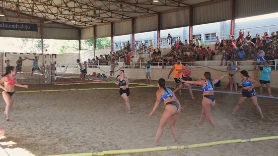 El torneo de balonmano playa genera de nuevo un gran ambiente