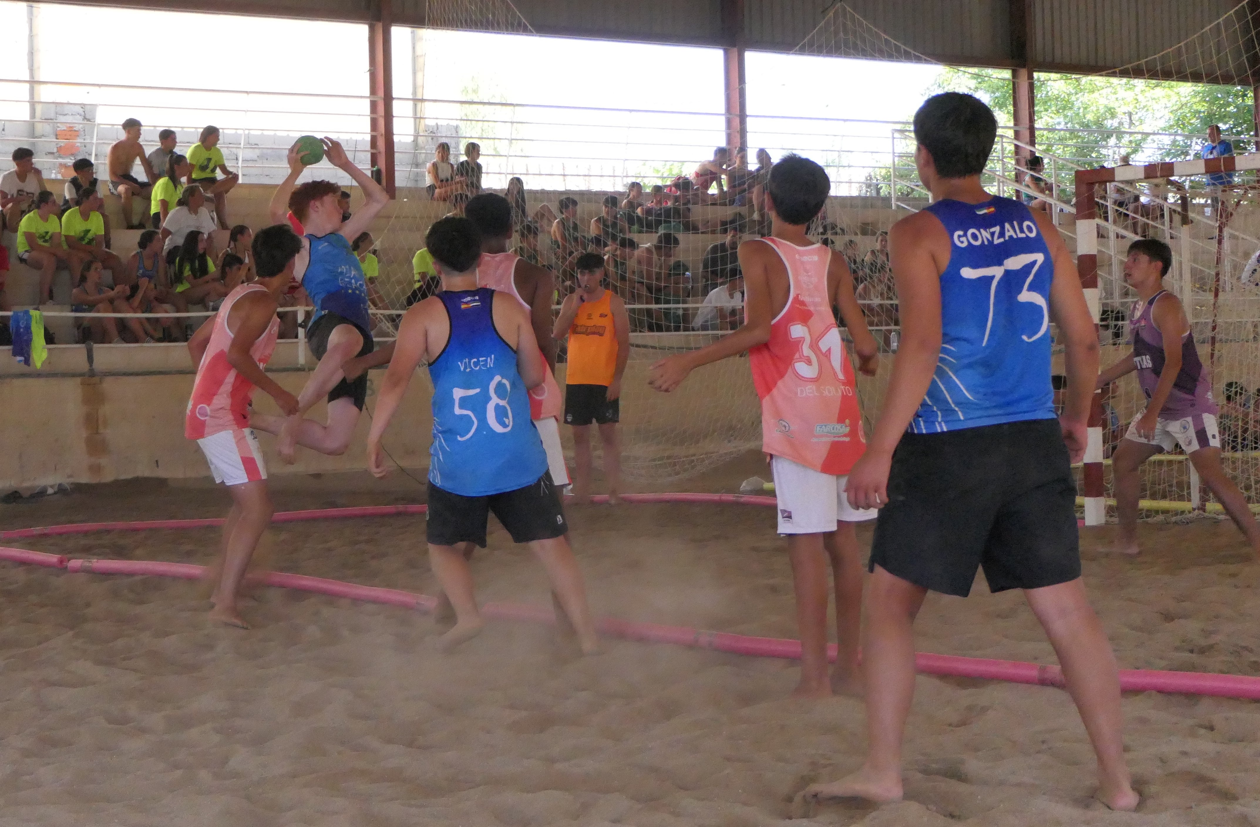 El balonmano playa conquista el recinto hípico