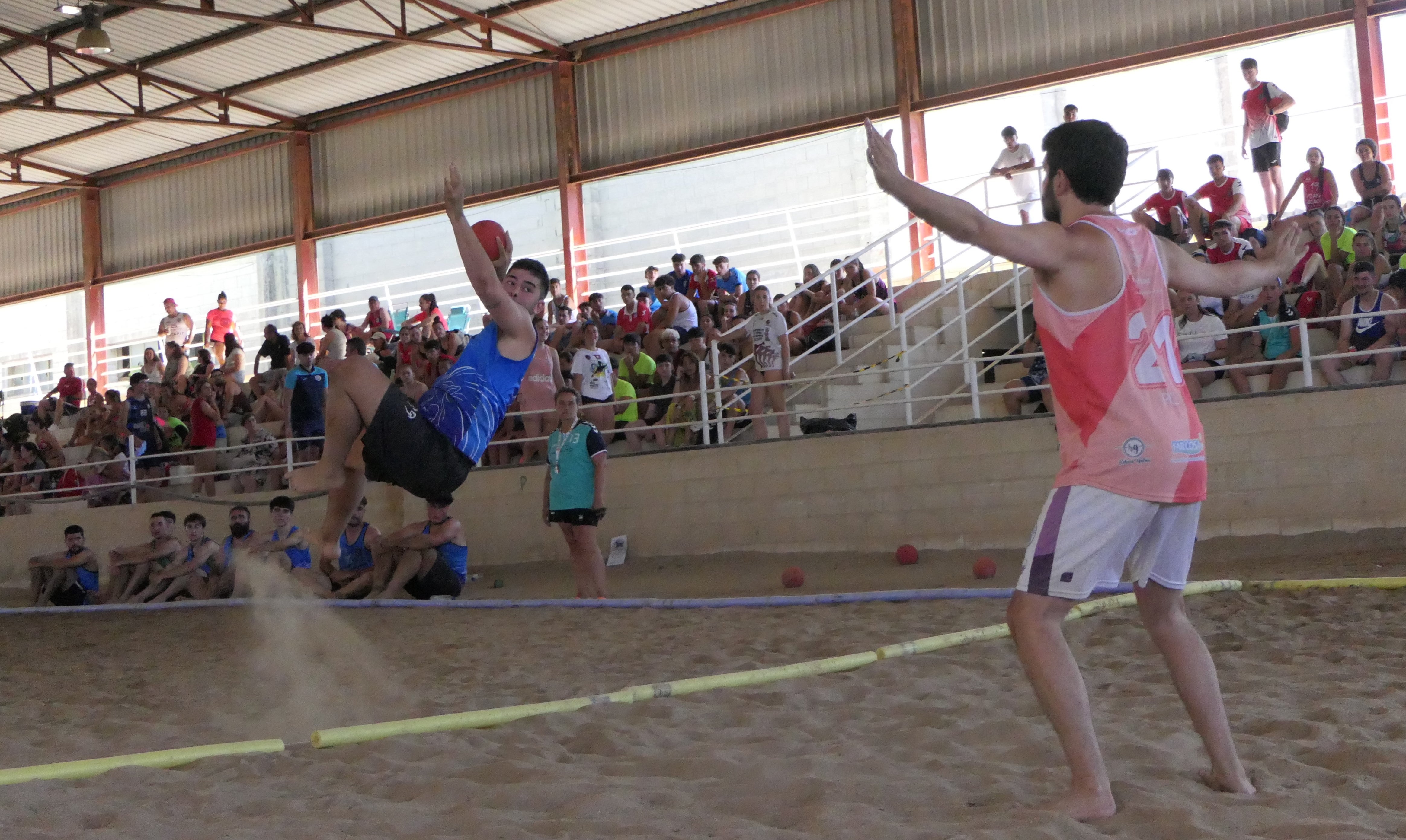 El balonmano playa conquista el recinto hípico
