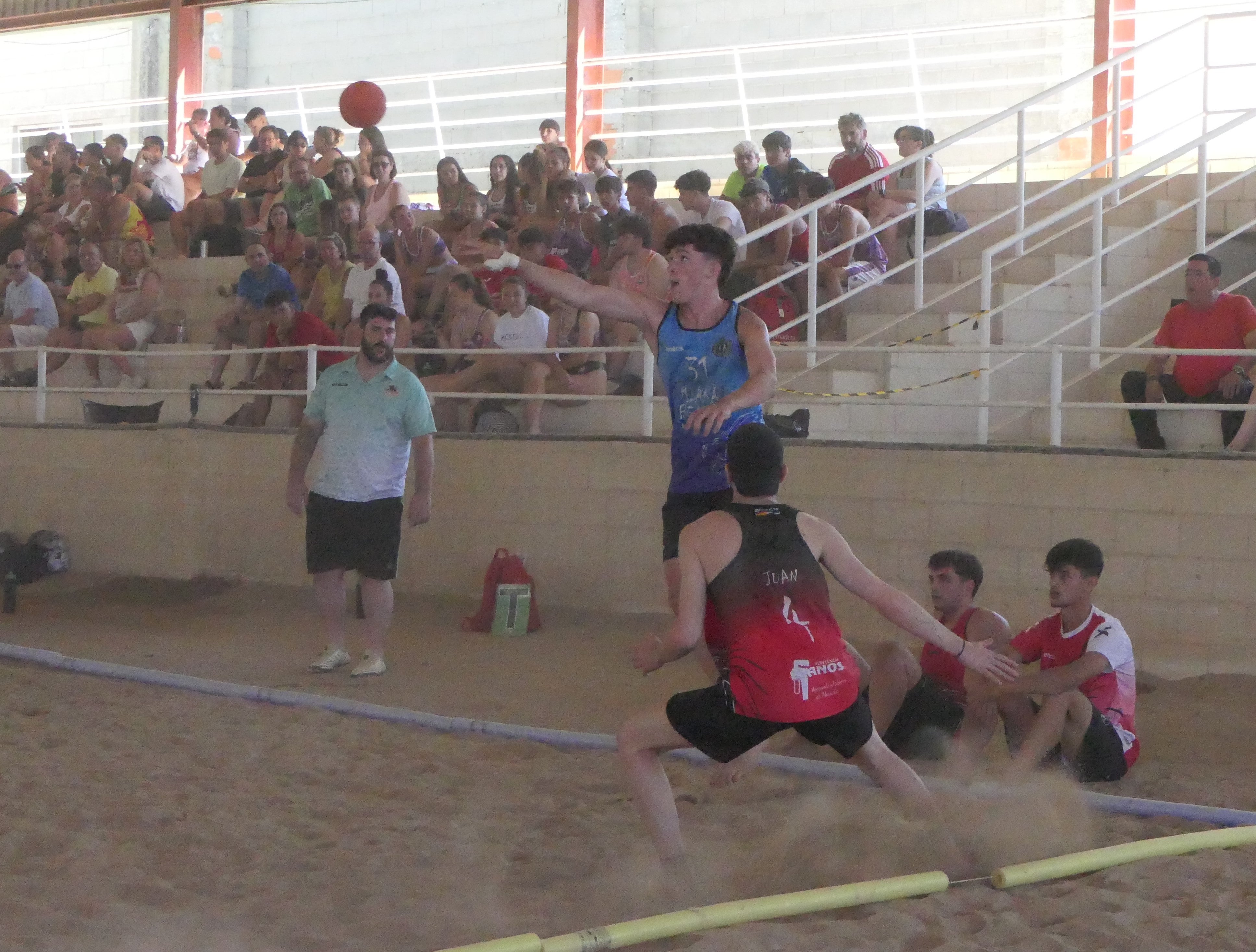El balonmano playa conquista el recinto hípico