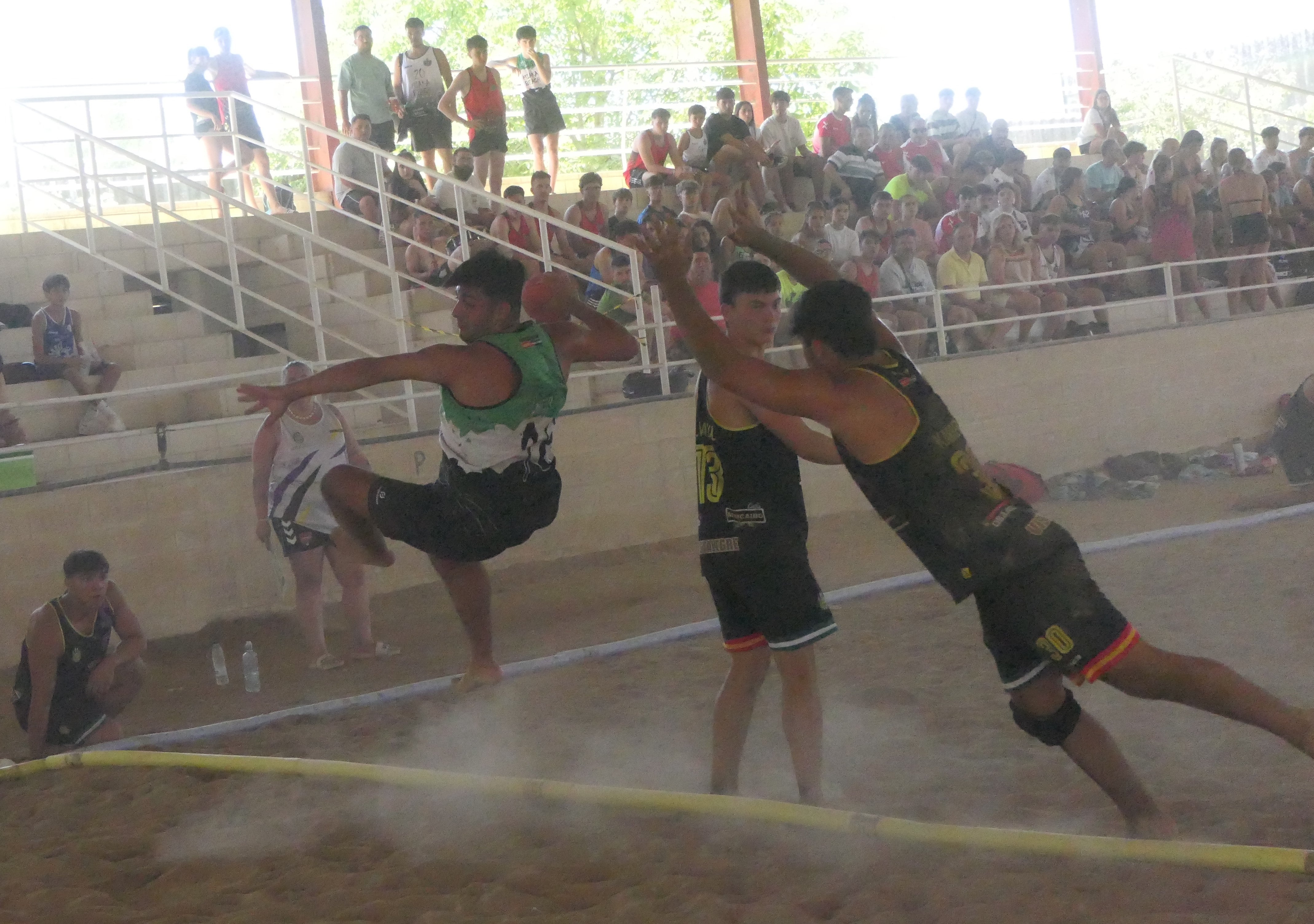 El balonmano playa conquista el recinto hípico
