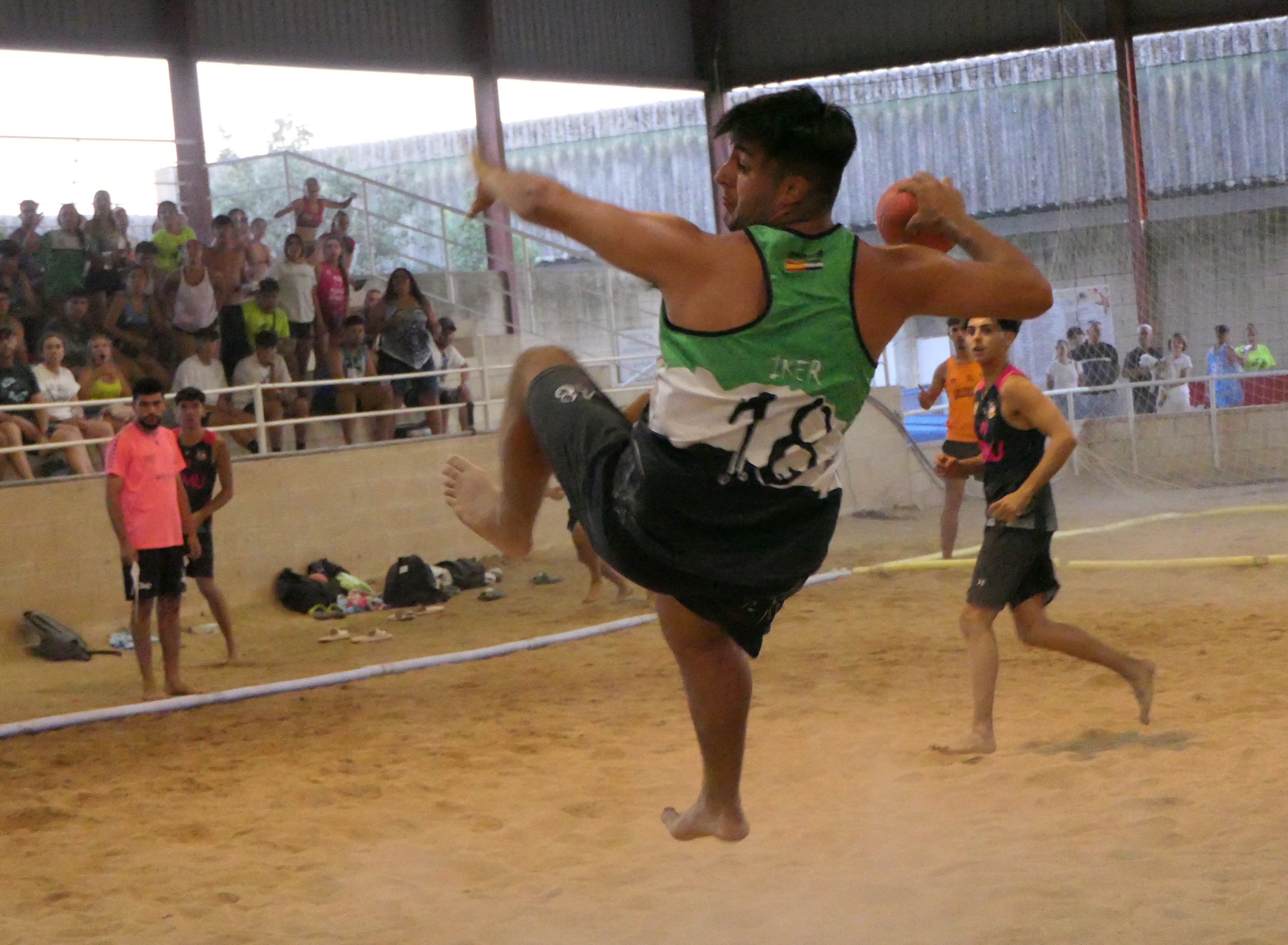 El balonmano playa conquista el recinto hípico