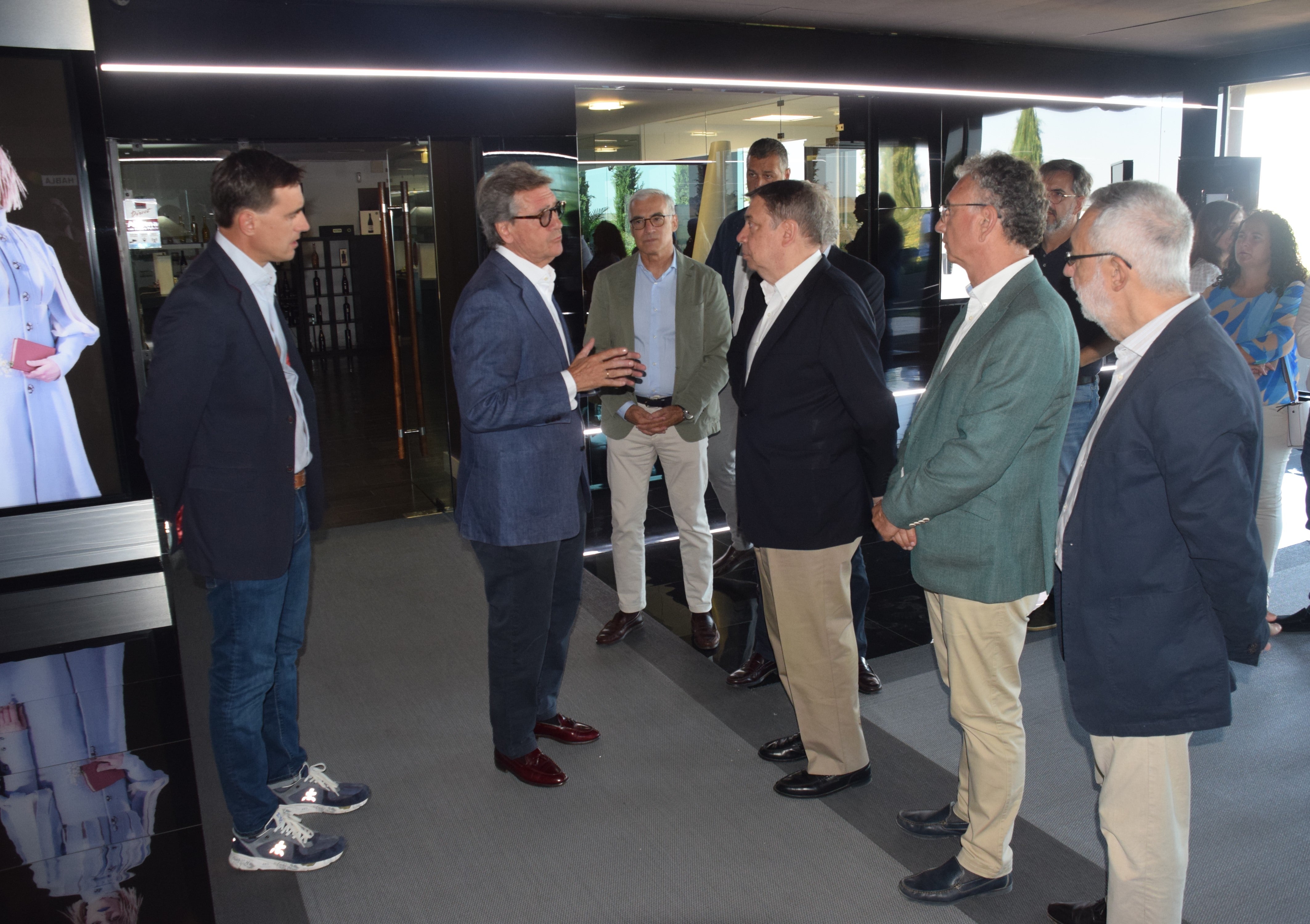 Visita del ministro de Agricultura a Bodegas Habla