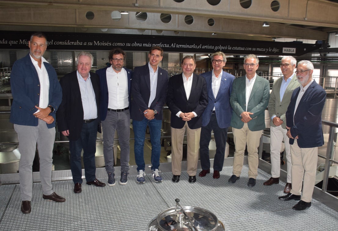Visita del ministro de Agricultura a Bodegas Habla
