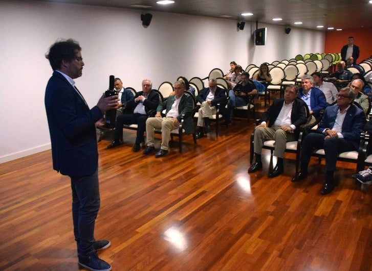 La comitiva recibe las explicaciones de diferentes vinos.