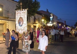 Un momento de la procesión por las calles de la barriada de La Piedad