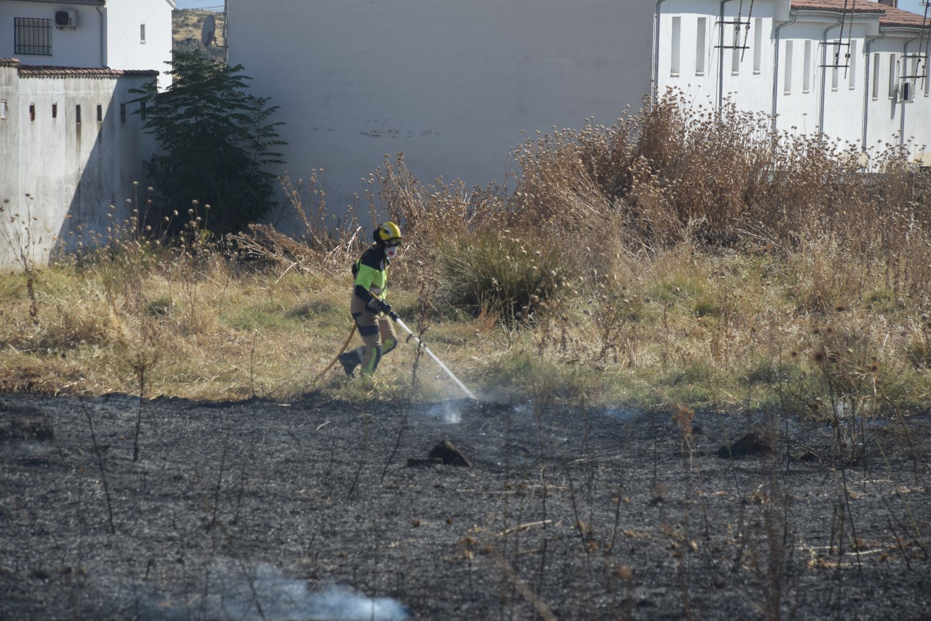 Imagen secundaria 2 - Susto ante el incendio ocurrido en las traseras del campo de fútbol