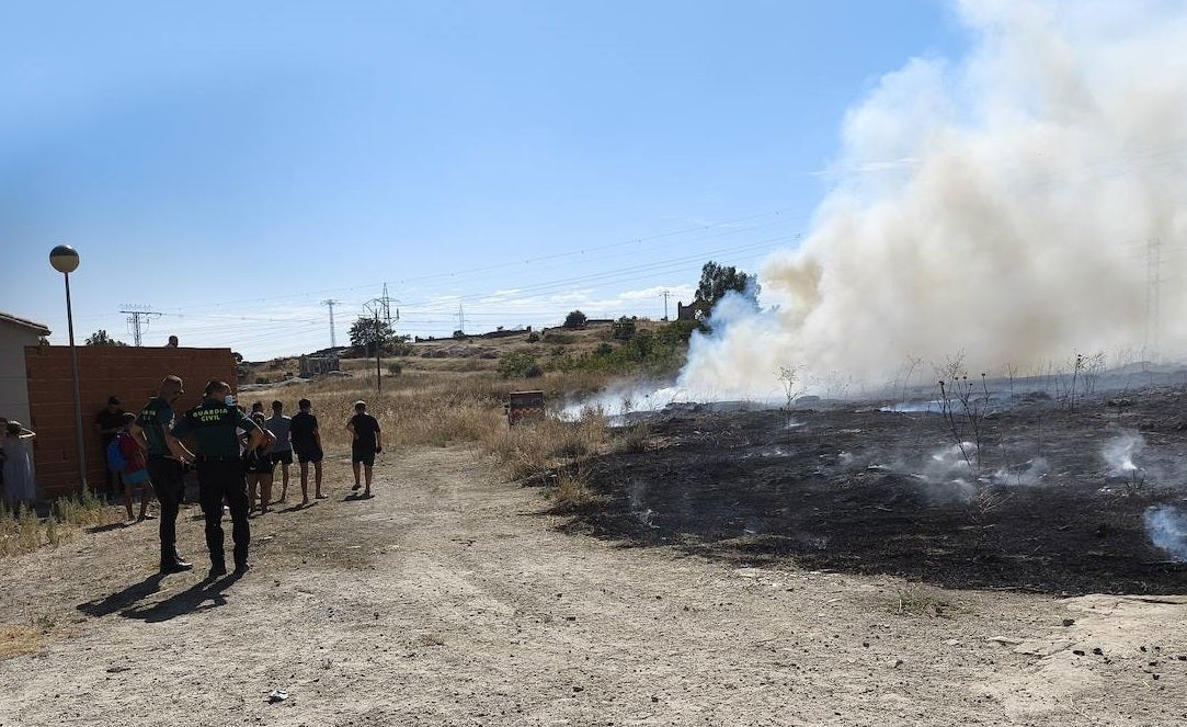 Incendio en las traseras del campo de fútbol