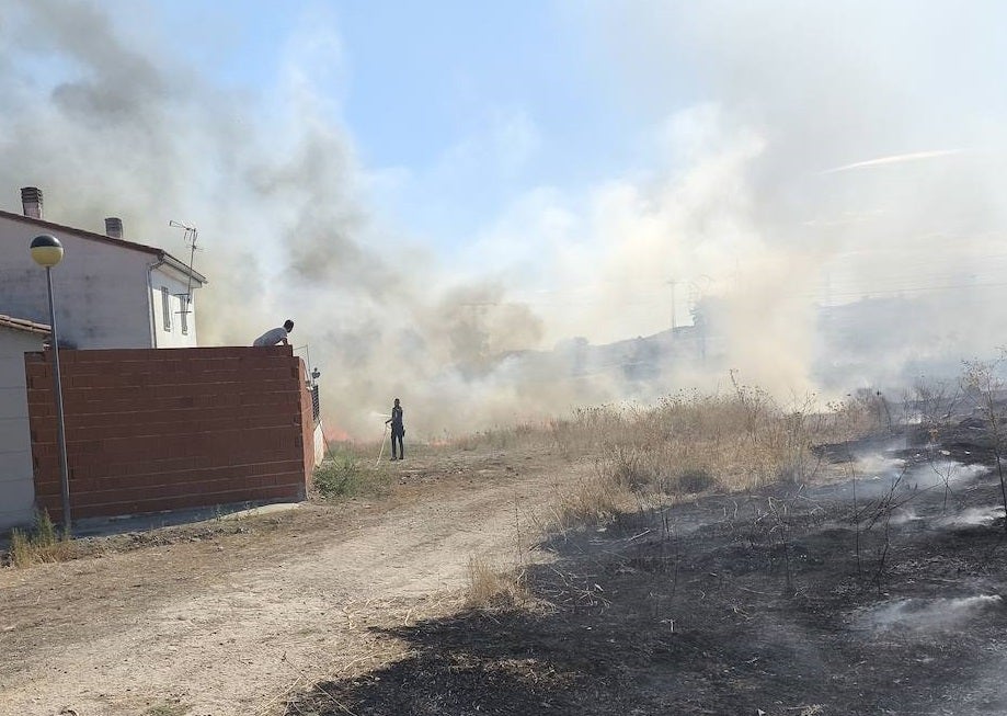 Incendio en las traseras del campo de fútbol