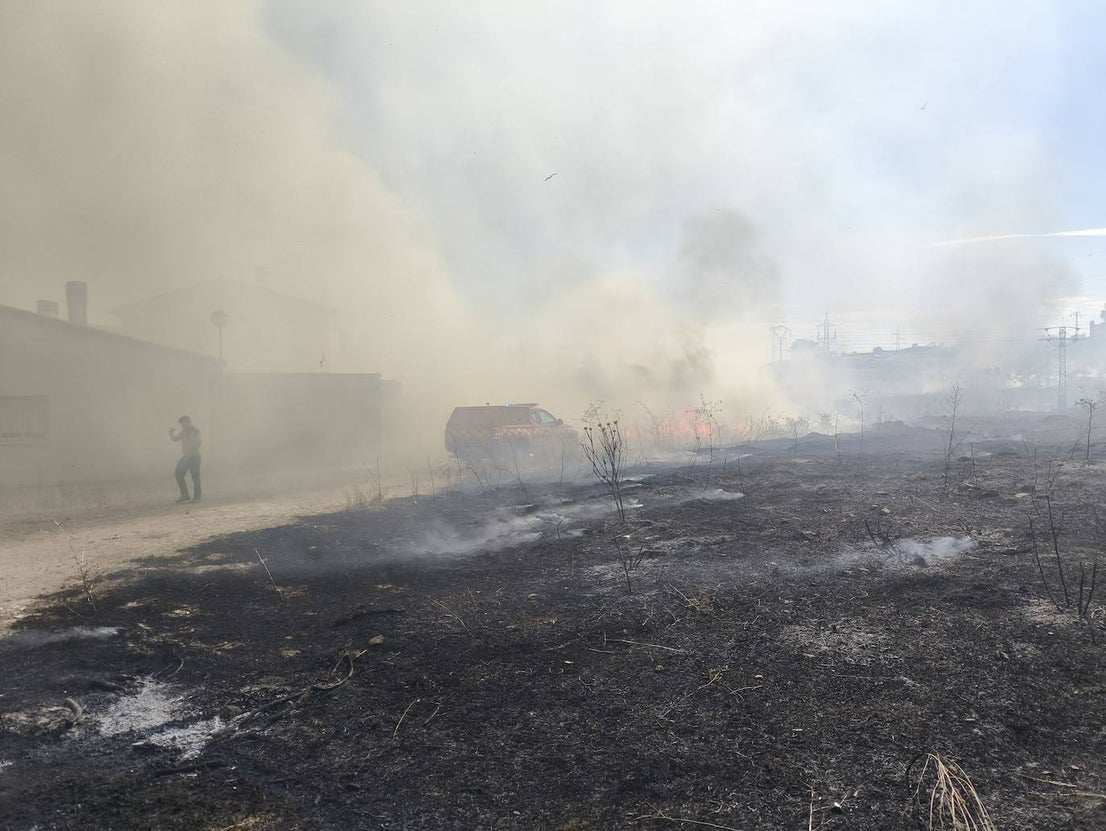 Incendio en las traseras del campo de fútbol
