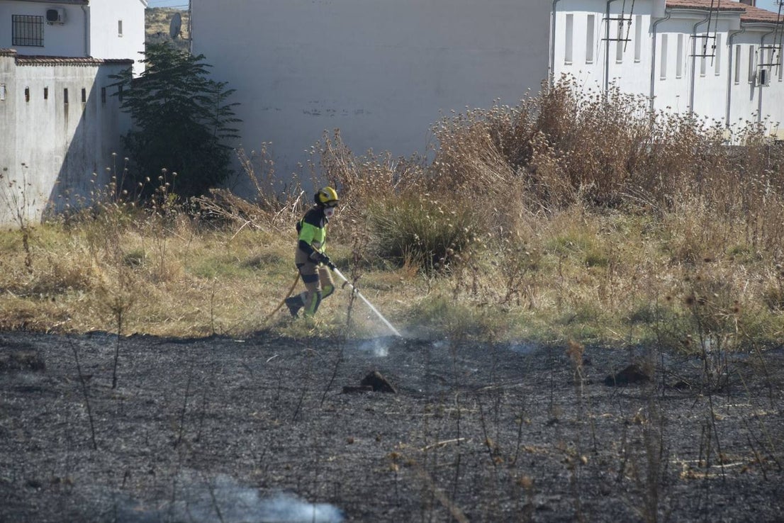 Incendio en las traseras del campo de fútbol