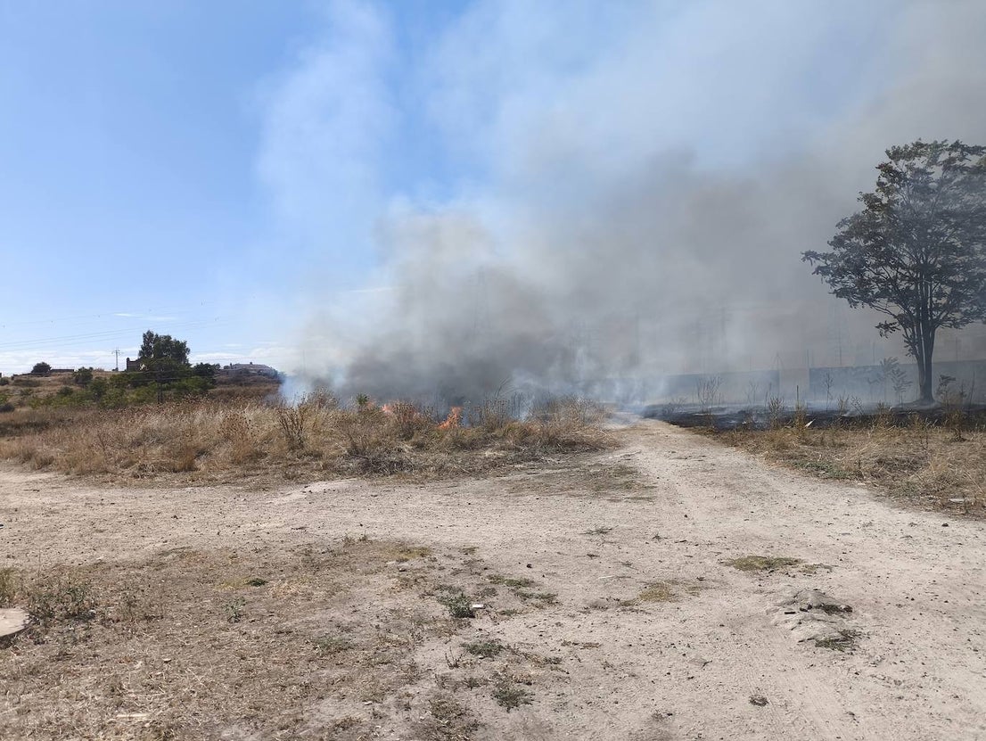 Incendio en las traseras del campo de fútbol