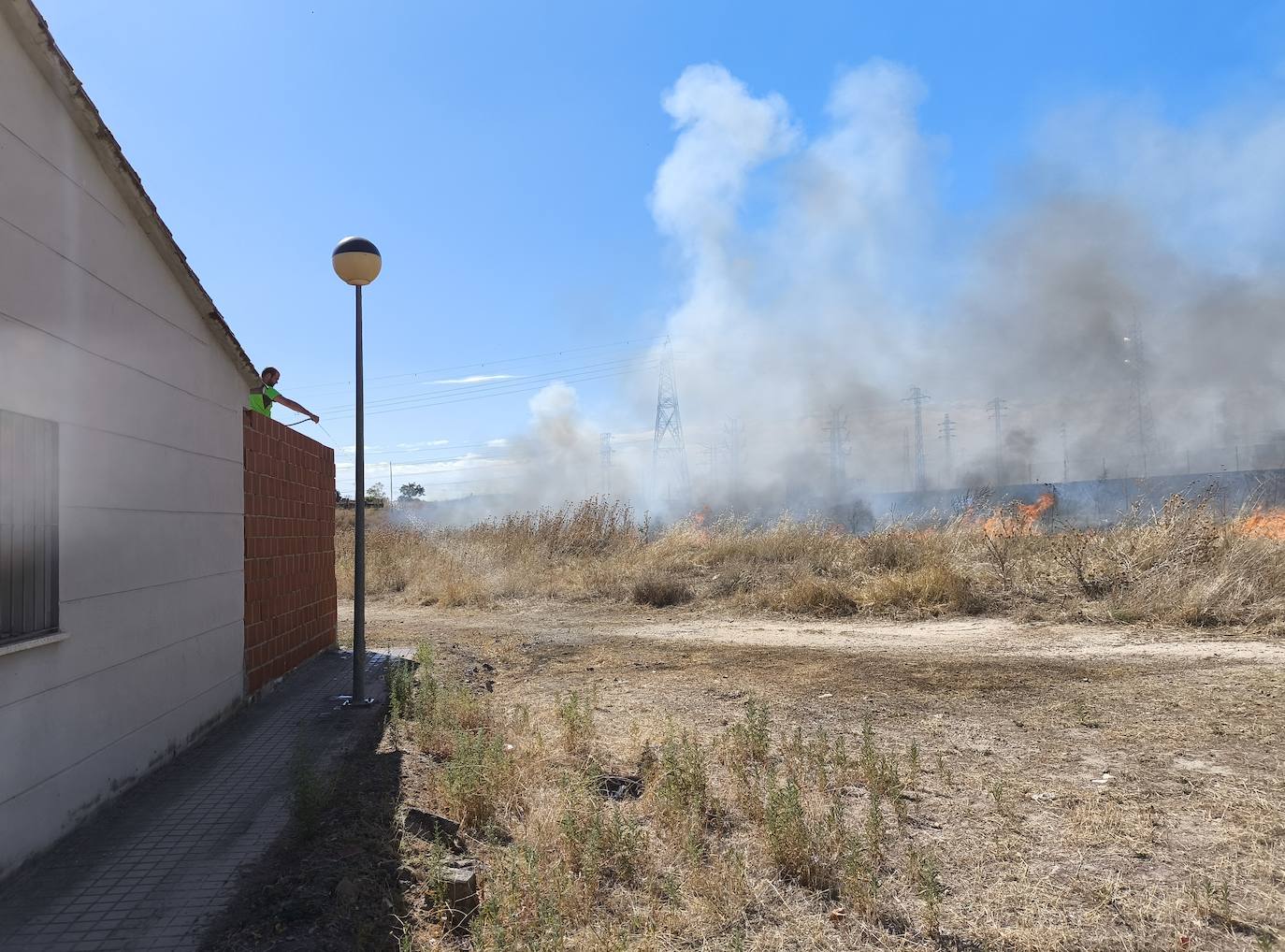 Incendio en las traseras del campo de fútbol