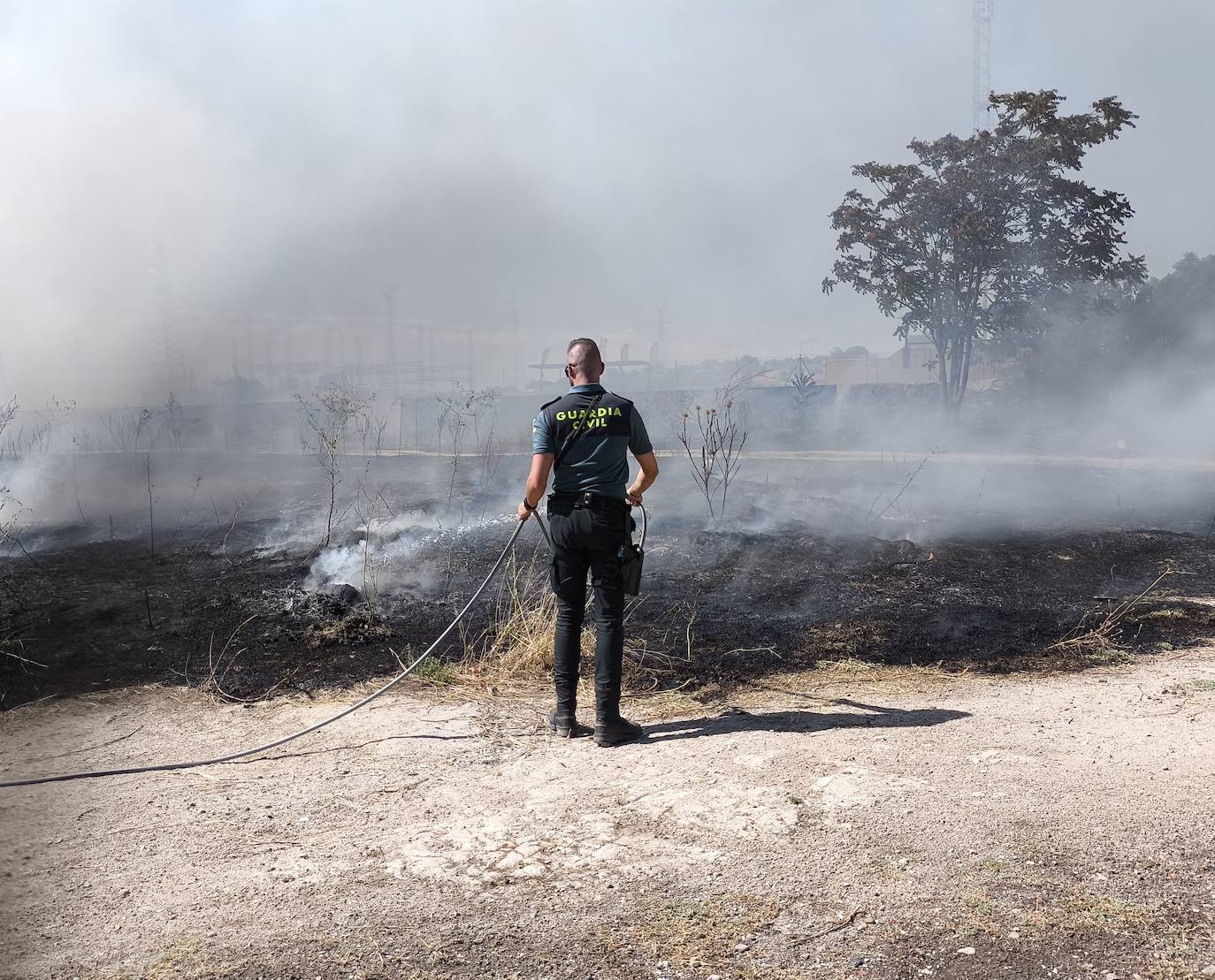Incendio en las traseras del campo de fútbol