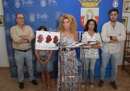 Inés Rubio, acompañada por integrantes del equipo de Gobierno, mostrando el riesgo de incendios.