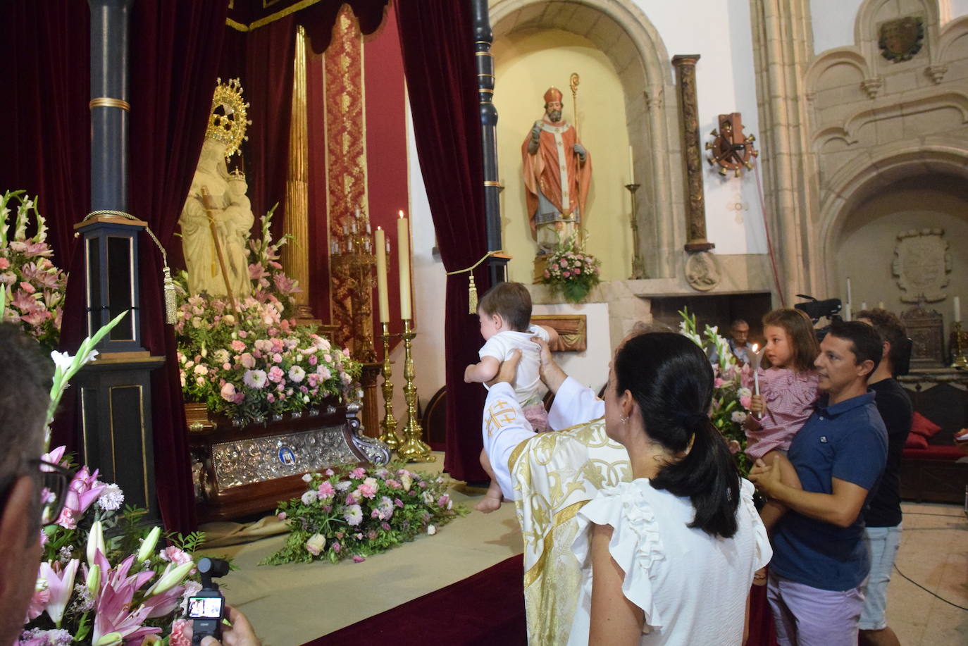 Los bebés, ante la Patrona