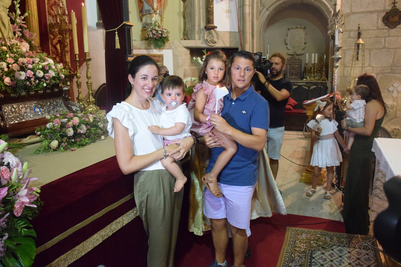 Los bebés, ante la Patrona