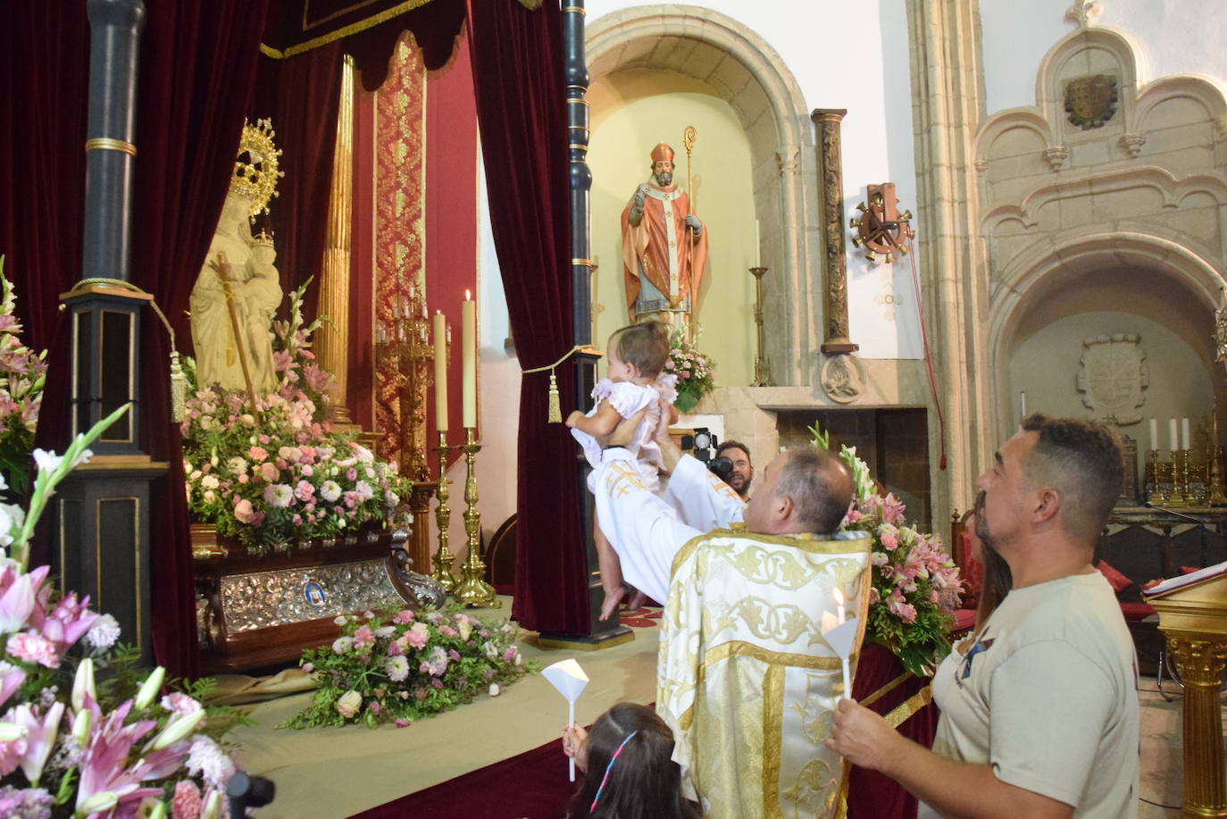 Los bebés, ante la Patrona