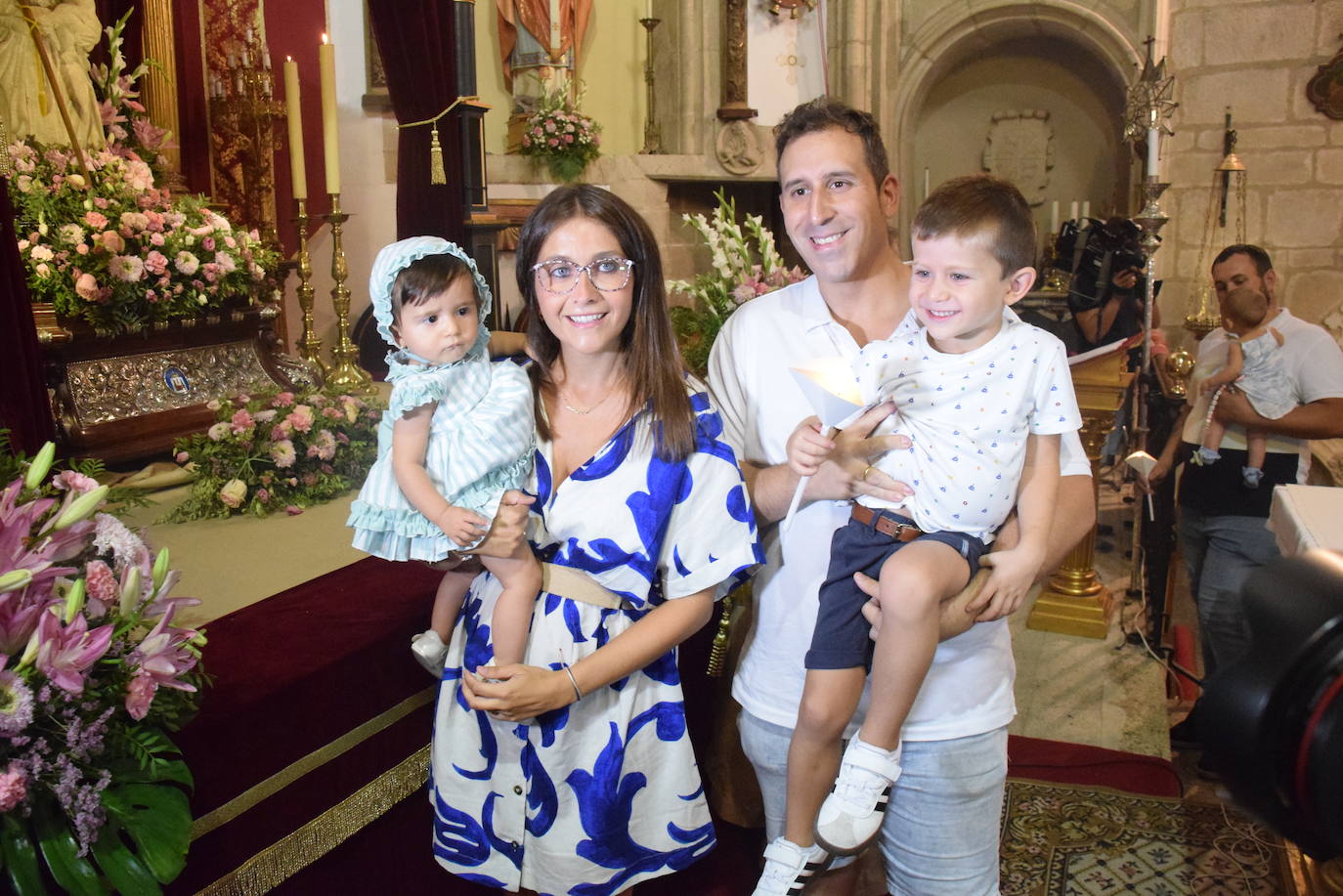 Los bebés, ante la Patrona