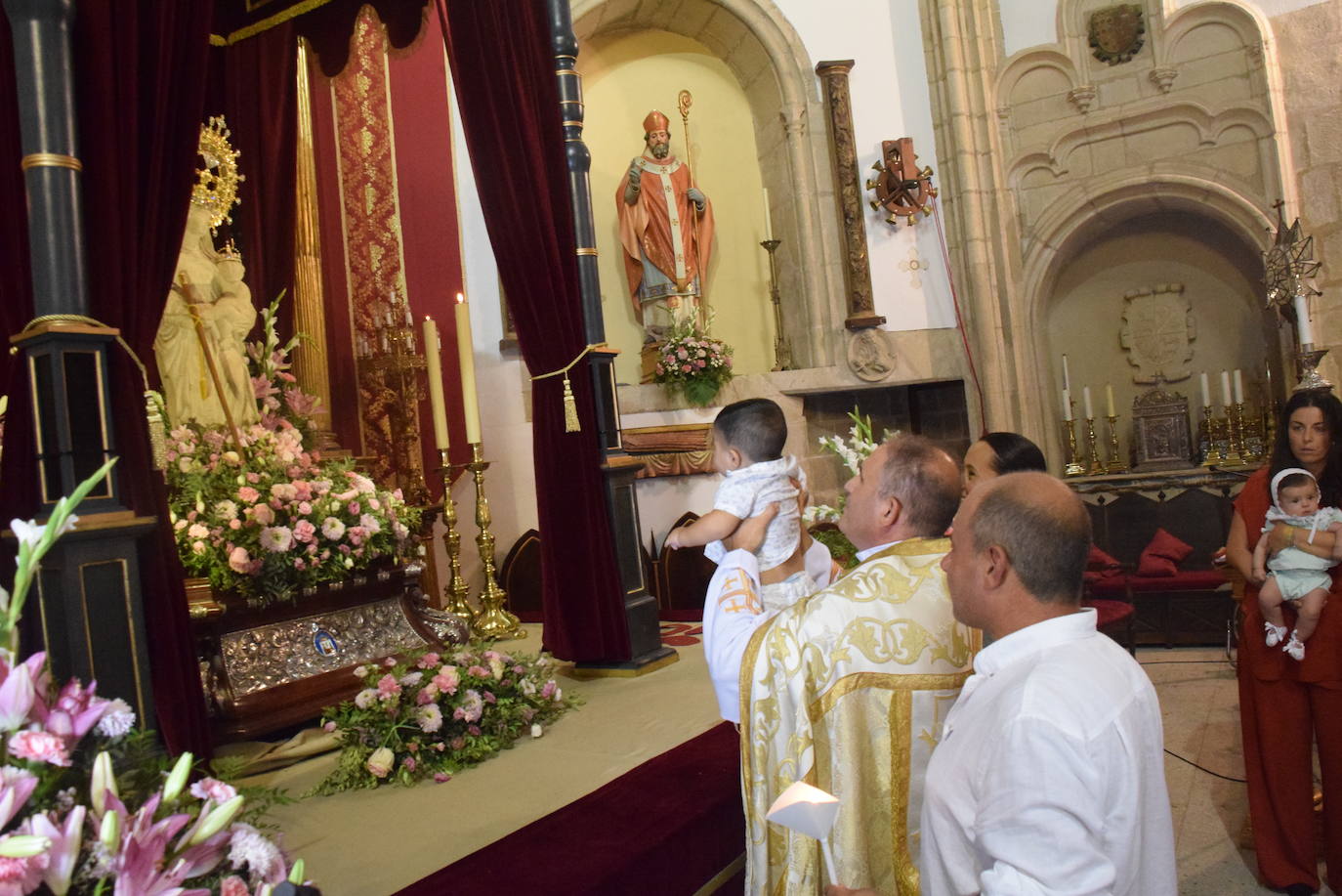 Los bebés, ante la Patrona