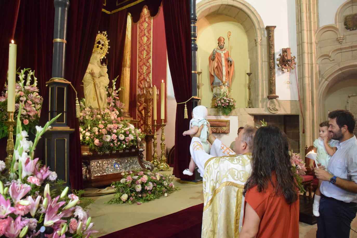 Los bebés, ante la Patrona
