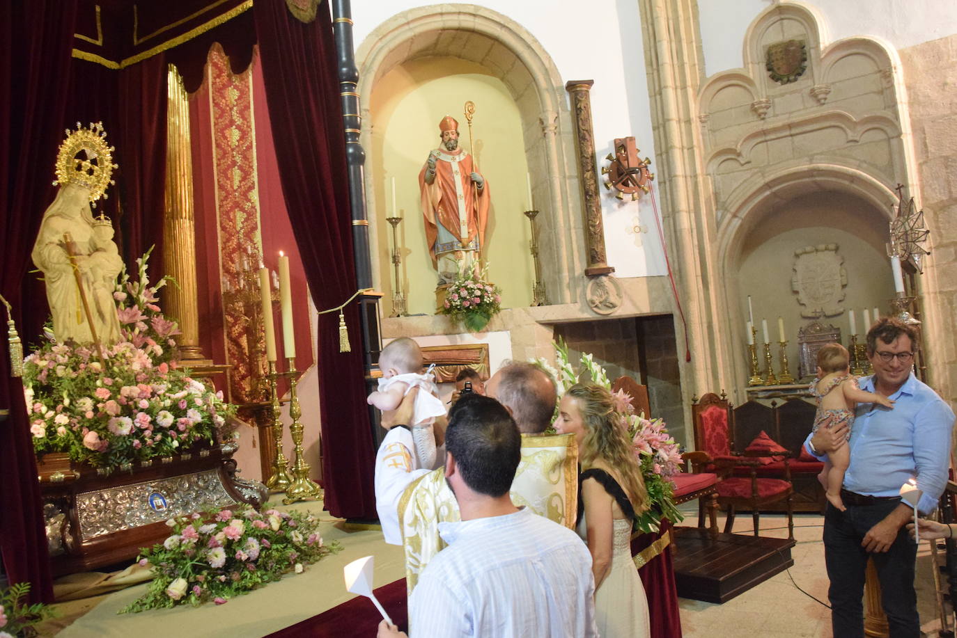 Los bebés, ante la Patrona