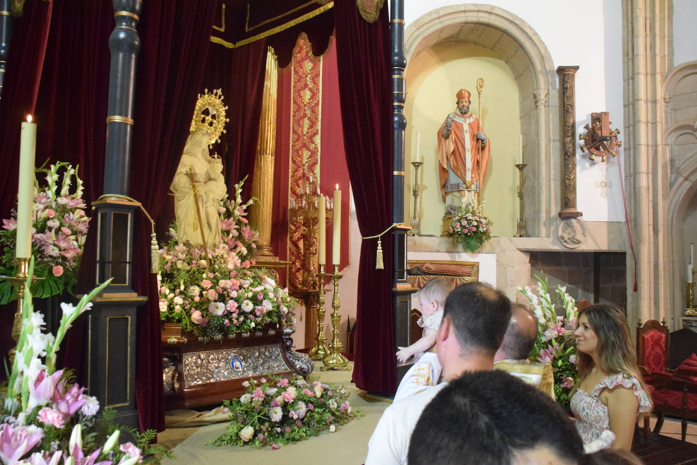 Los bebés, ante la Patrona