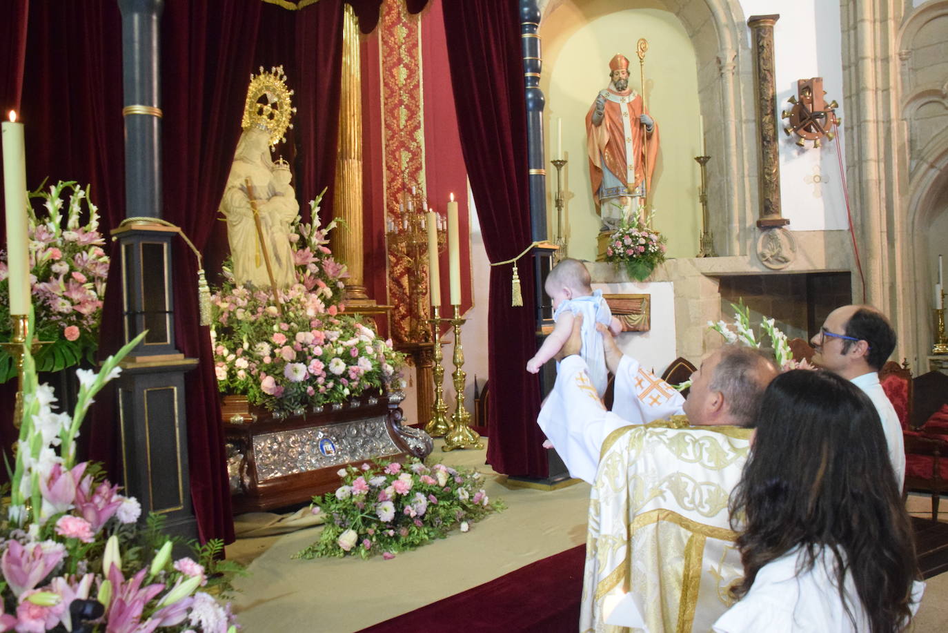 Los bebés, ante la Patrona