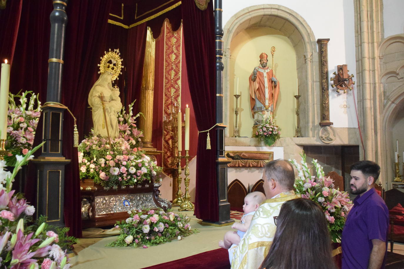 Los bebés, ante la Patrona