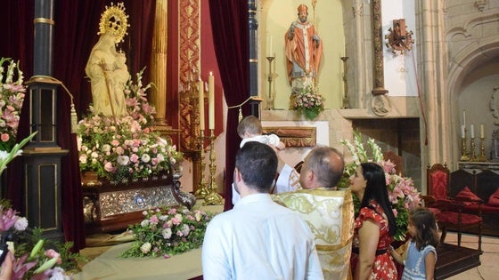 Los bebés, ante la Patrona