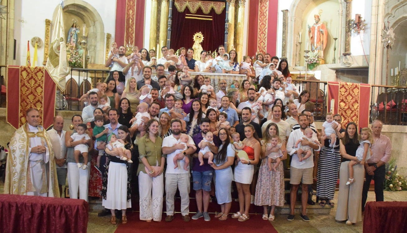 Los bebés, ante la Patrona