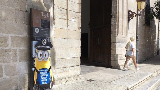 Aparecen unos 'minions' en la ciudad pidiendo respeto para la Policía Local
